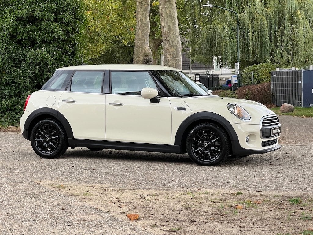 MINI Cooper 5-deurs 1.5i 102pk CarPlay Climate Control Alarm, Voorwielaandrijving, Dealer onderhouden, Stof, 0 kg