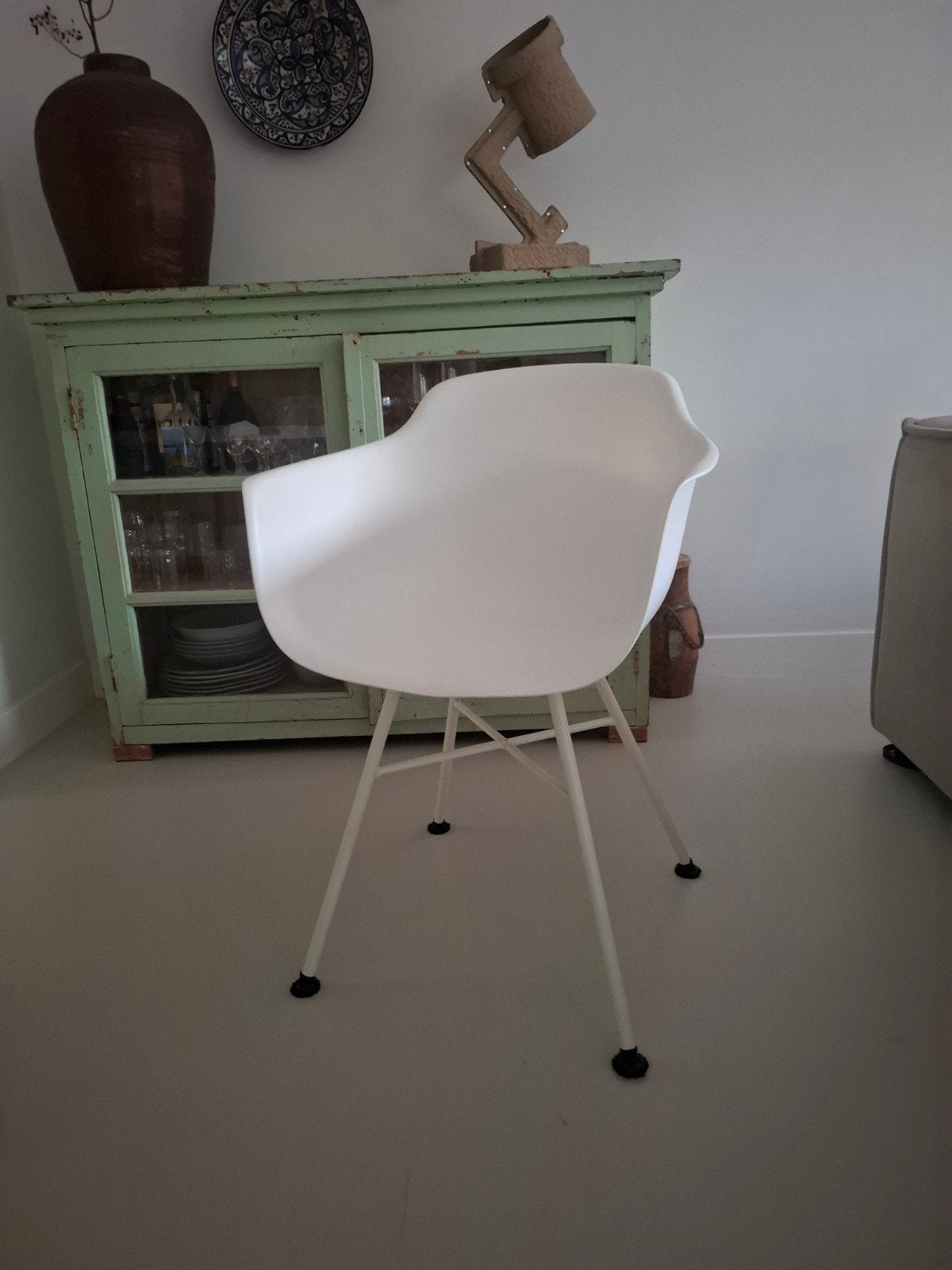 Plastic kuipstoeltje met ijzeren onderstel, Ophalen