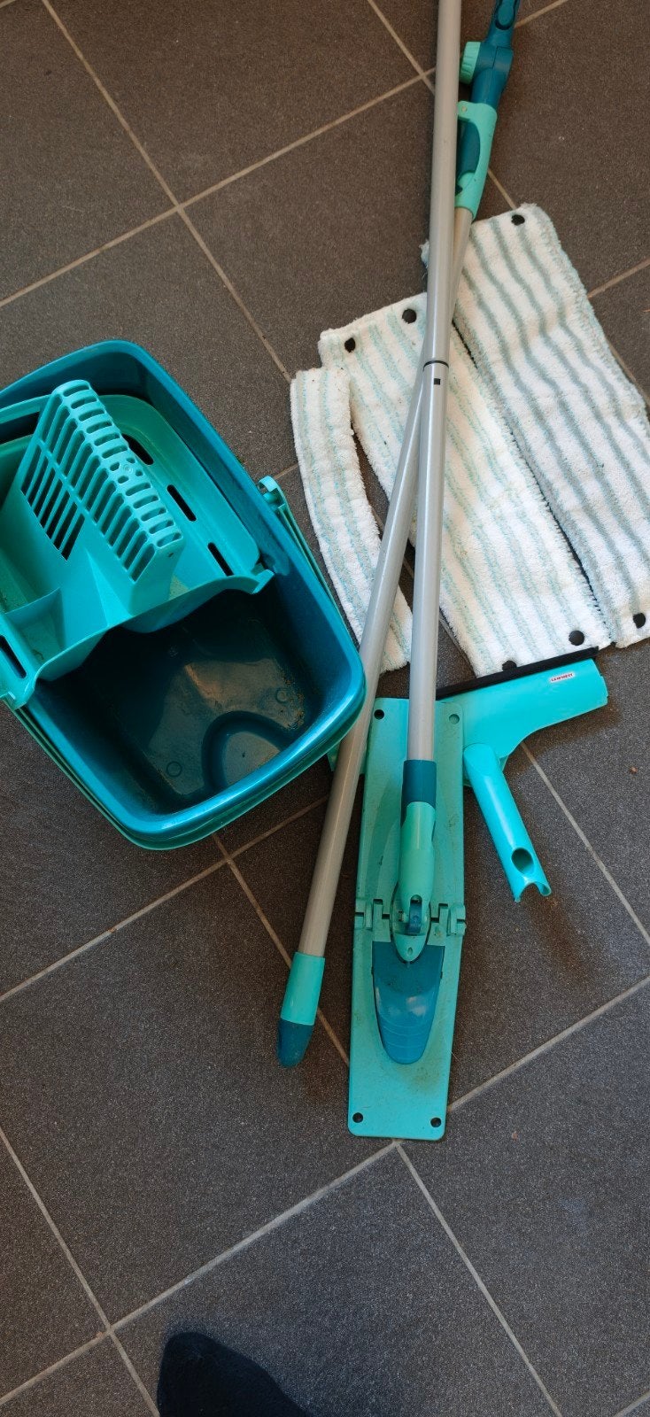 Leifheit Dweilsysteem met Emmer en Raamwisser, Huis en Inrichting, Schoonmaakartikelen, Ophalen