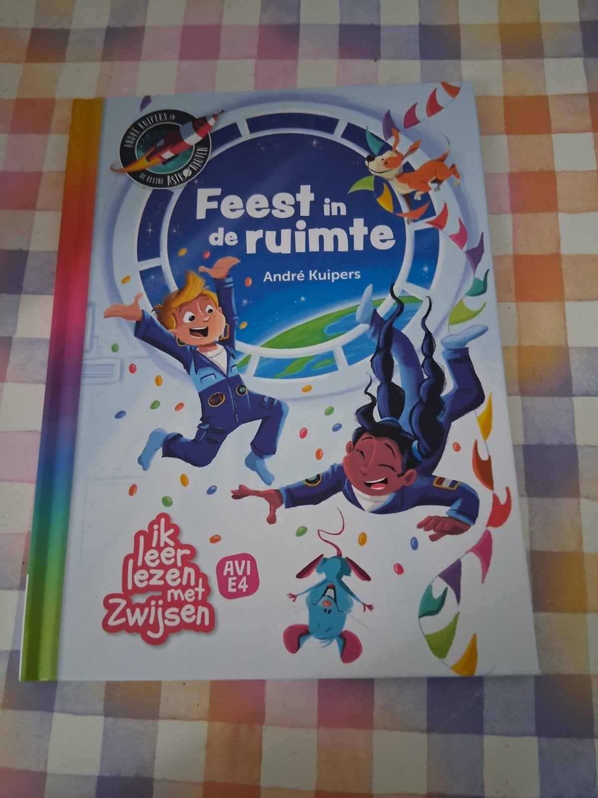 boek andre kuipers - feest in de ruimte - avi E4, Ophalen of Verzenden, Zo goed als nieuw, Fictie algemeen