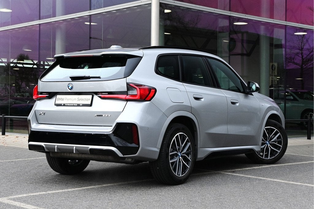 BMW X1 xDrive25e M Sport Automaat / Sportstoelen / M Adaptie, Auto's, BMW, 136 pk, Gebruikt, Zwart, Met garantie (alle)