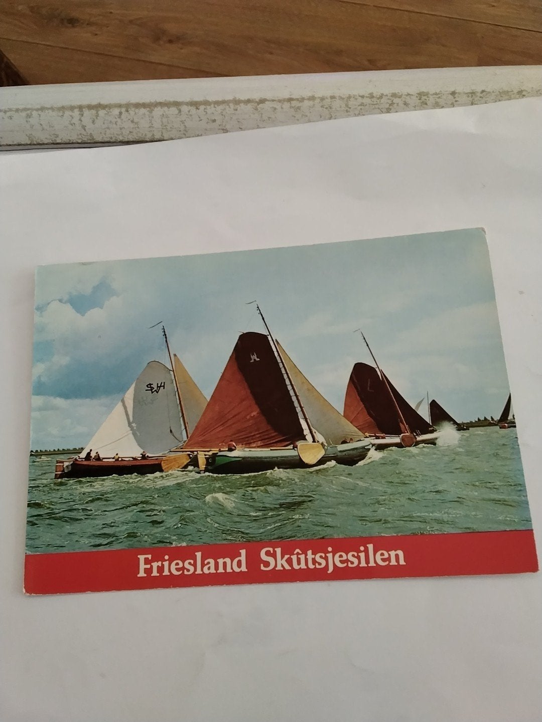 Oude ansichtkaart Friesland Skûtsjesilen Leeuwarden 1985, Ophalen of Verzenden, 1980 tot heden, Gelopen, Friesland