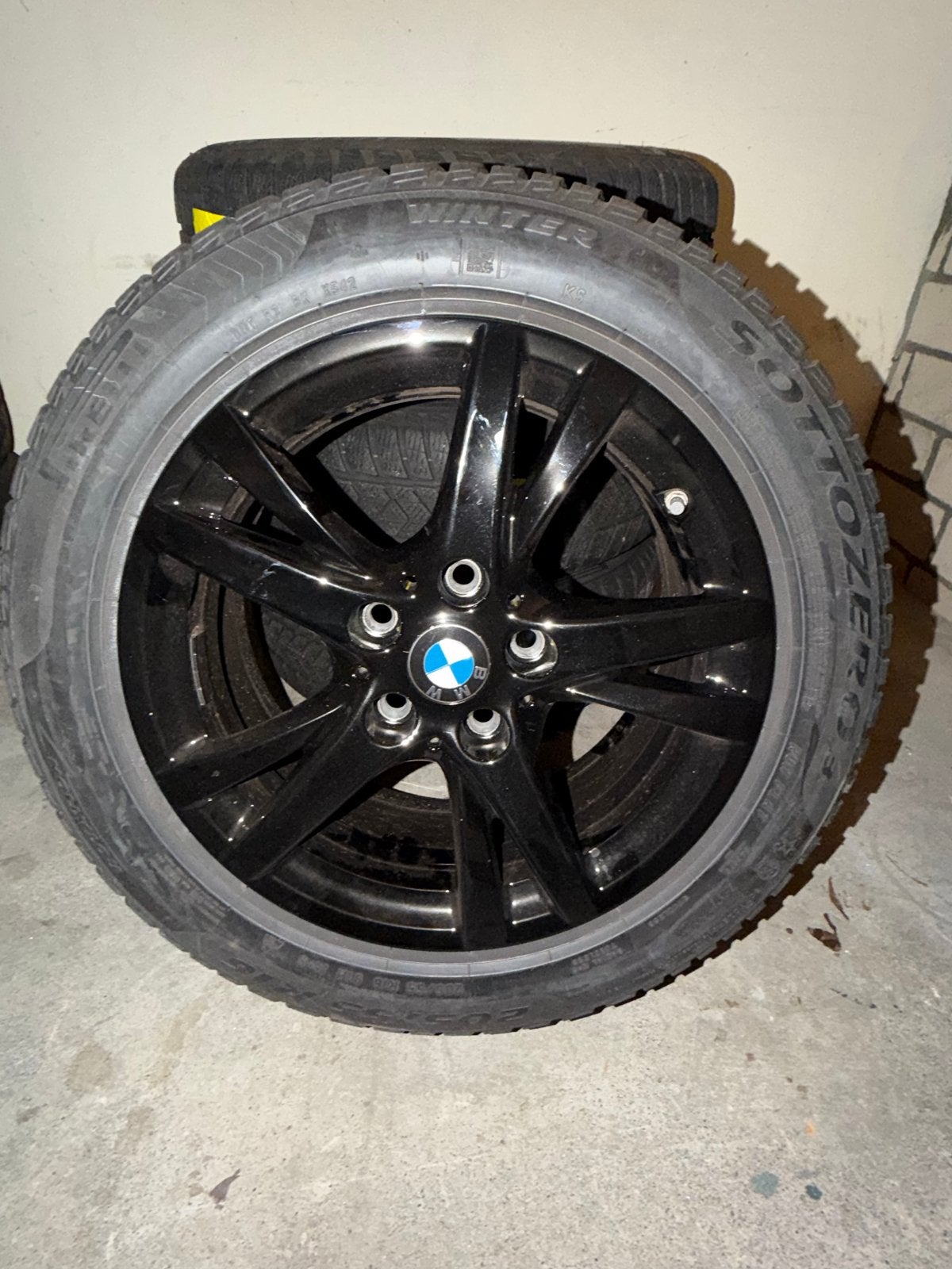 BMW Winterbanden met Zwarte Velgen - Pirelli Sottozero, Ophalen, Gebruikt, 16 inch, Banden en Velgen
