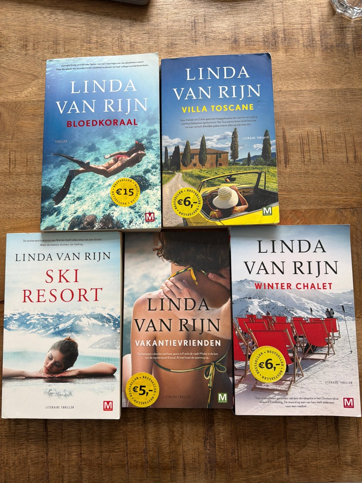 5 thrillers van Linda van Rijn: Bloedkoraal, Villa Toscane e, Ophalen of Verzenden, Gelezen, Nederland