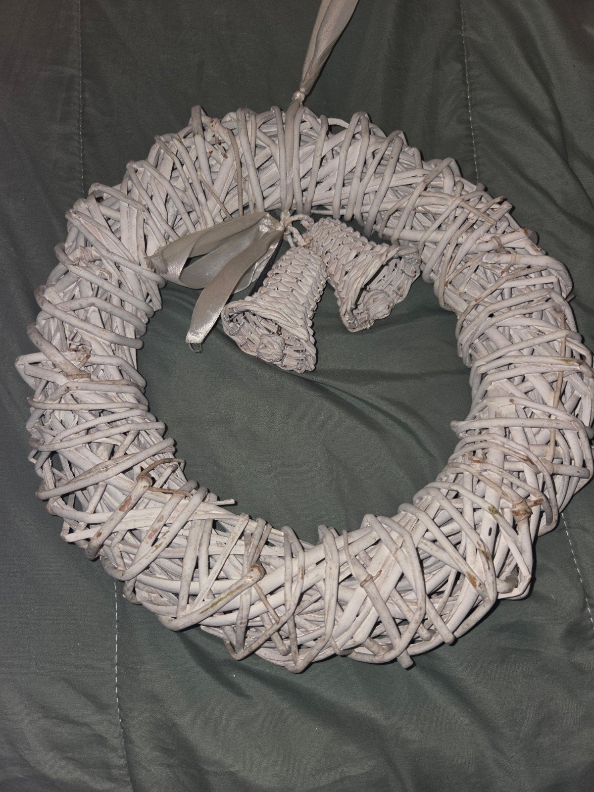 Witte rieten krans met belletjes - Decoratief, Huis en Inrichting, Ophalen, Zo goed als nieuw, Krans, Natuurlijk materiaal