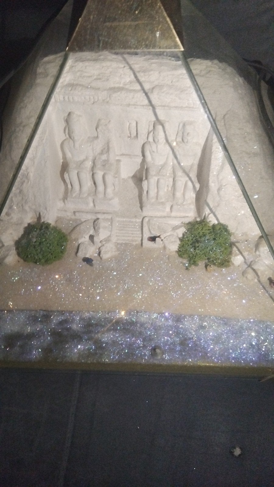 Egyptische piramide van zwaar glas, Ophalen
