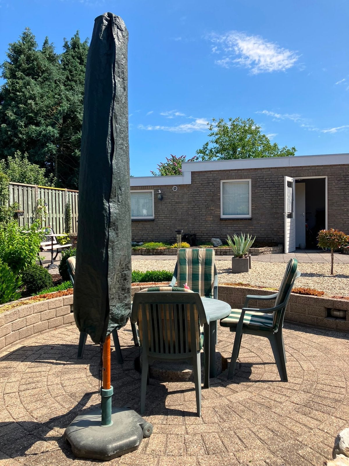 Parasol met houten frame , voet en hoes 3meter doorsnee