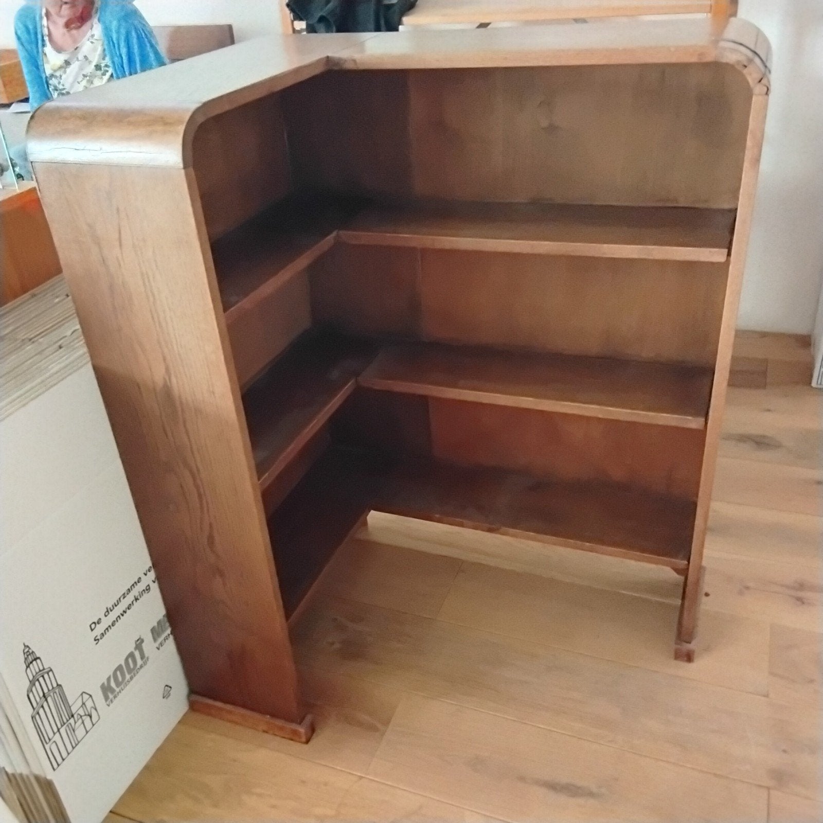 Vintage houten driehoek kastje. Goede conditie., Ophalen
