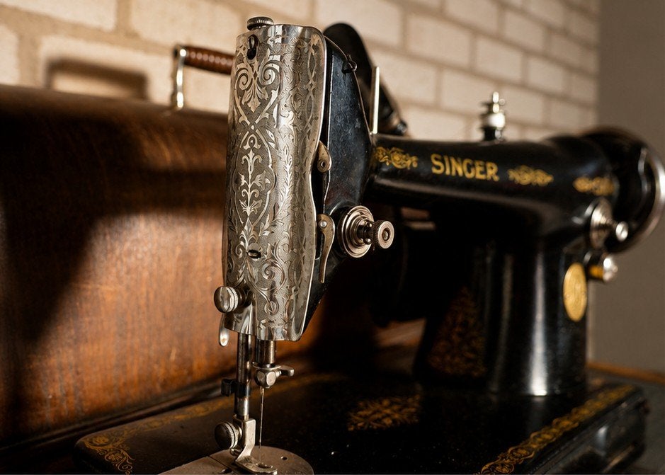 Singer electrisch bedienbare vintage naaimachine, Antiek en Kunst, Ophalen