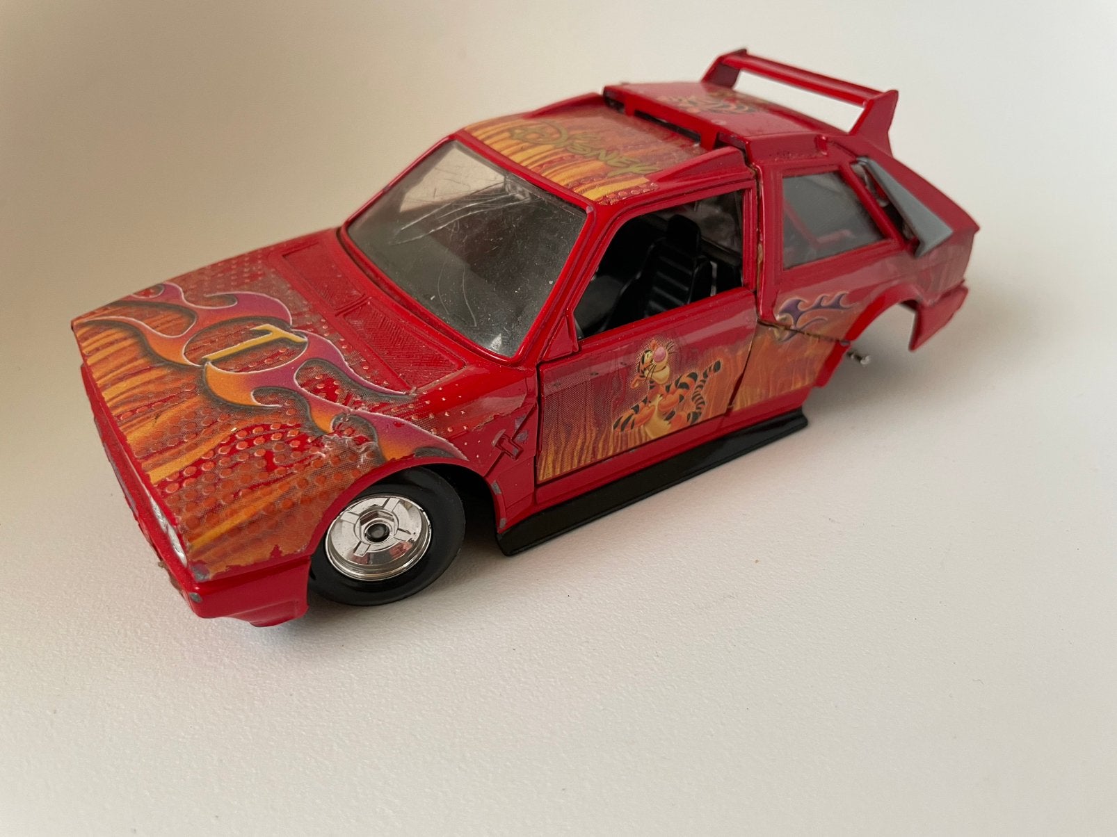 model Lancia Delta S4, rood, Disney Tigger, Bburago 1/24 opk, Ophalen of Verzenden, Gebruikt, Auto, Bburago