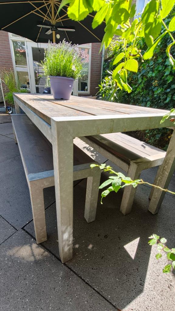 Robuuste tuinset met tafel en twee banken, Ophalen, Hardhout, 6 zitplaatsen, Zo goed als nieuw