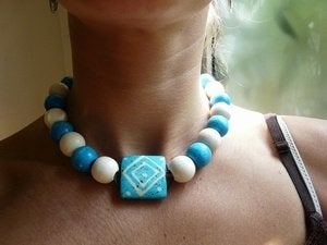 Nieuwe zelfgemaakte ketting met houten kralen turquoise/wit, Overige kleuren, Nieuw, Ophalen of Verzenden, Overige materialen