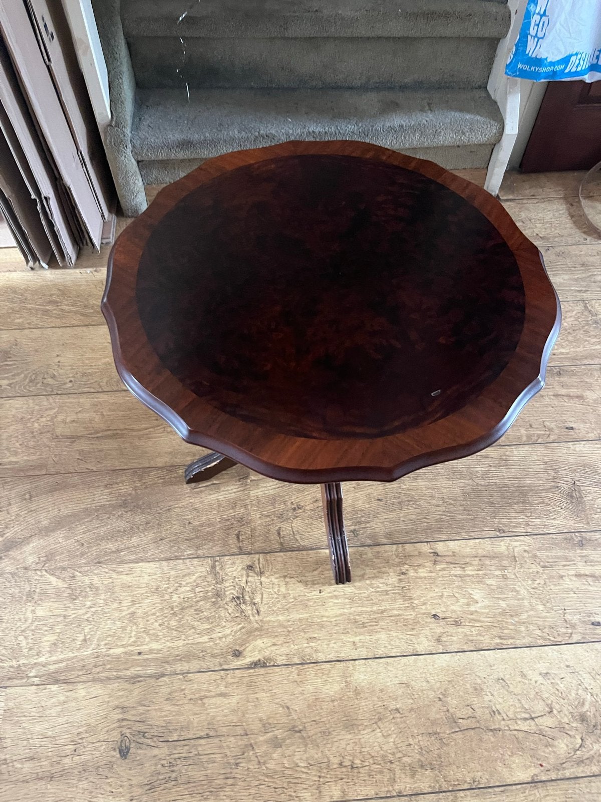 Notenhouten bijzettafel, Ophalen