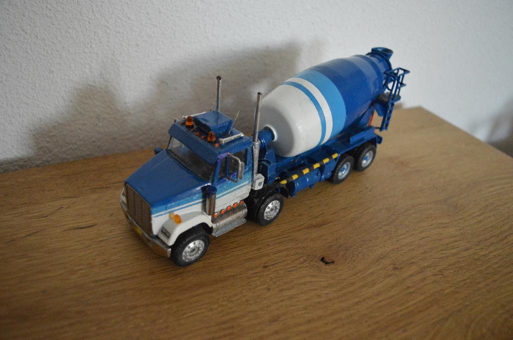 international/catepillar betonmixer 1/'50 conrad, Hobby en Vrije tijd, Modelauto's | 1:50, Ophalen of Verzenden, Zo goed als nieuw