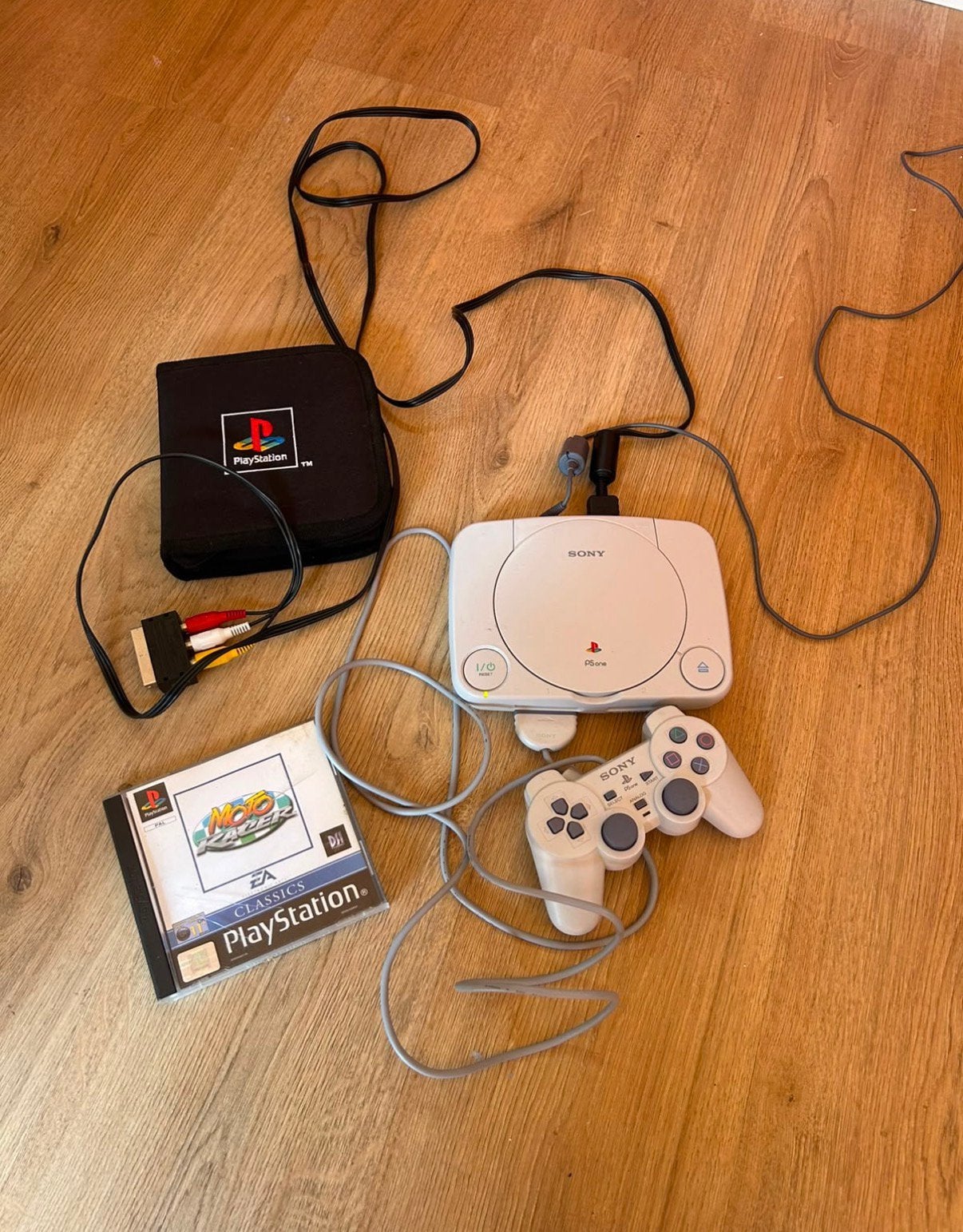 Ps1 slim edition + 2 games + controller, Spelcomputers en Games, Spelcomputers | Sony PlayStation 1, Ophalen of Verzenden, Zo goed als nieuw