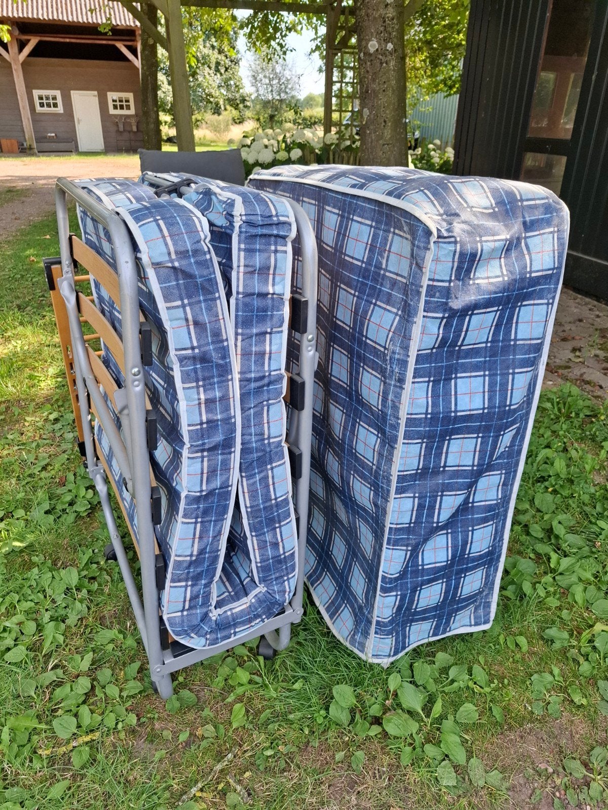 Opvouwbaar logeerbed met matras - Blauw geruit, Gebruikt, Eenpersoons, Blauw, Praktisch en functioneel