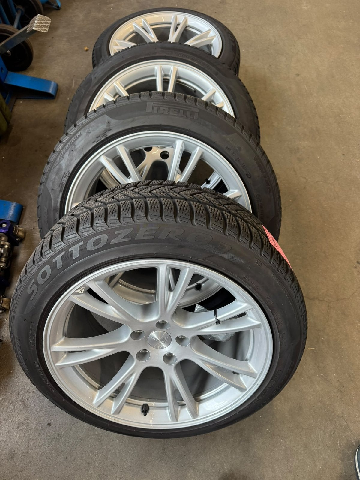 Complete winterwuelen set Tesla Model U, 255 mm, Banden en Velgen, Nieuw, Winterbanden