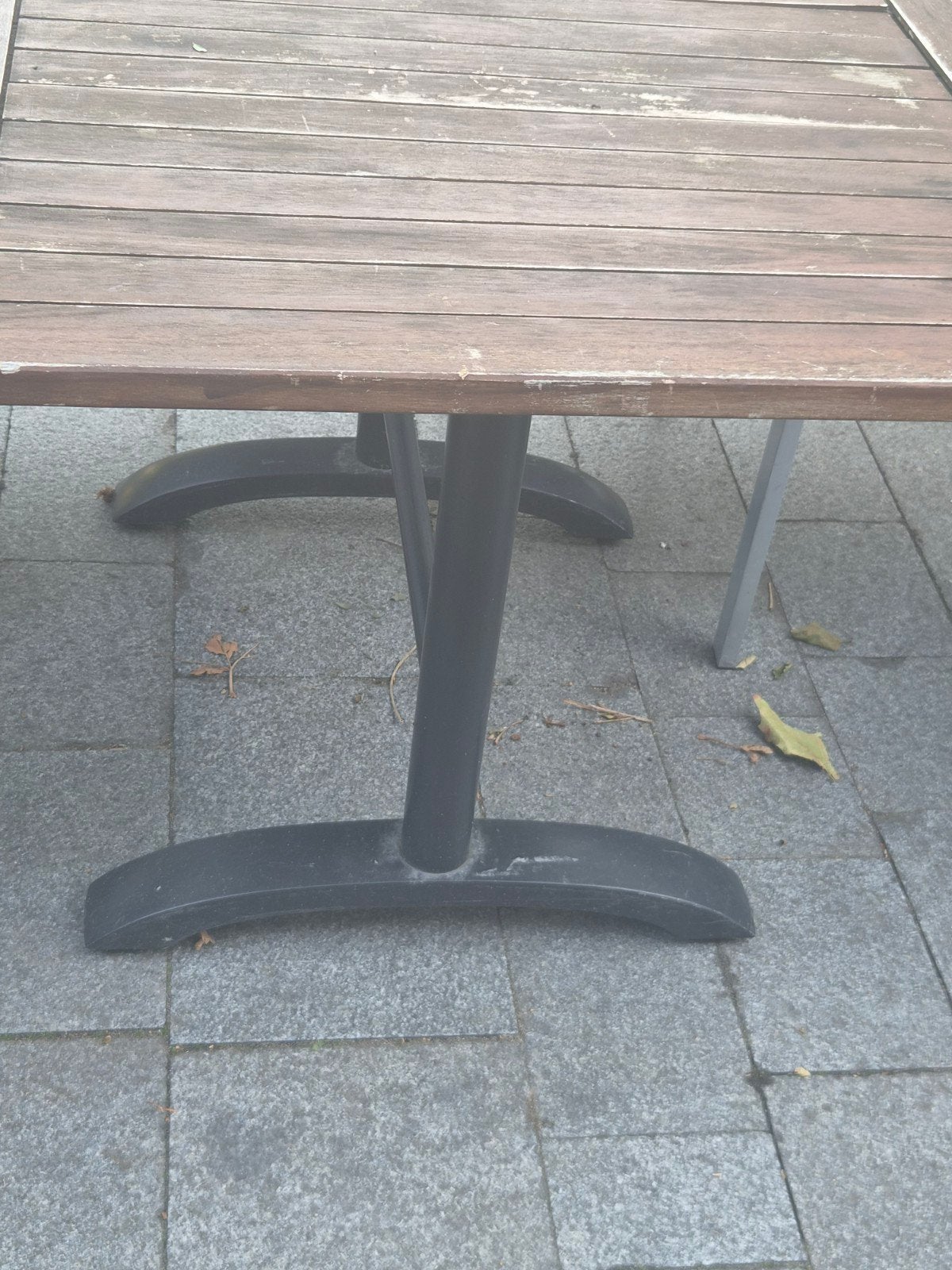 Terrastafel met houten blad en metalen onderstel, Ophalen, Gebruikt, Vierkant, Kunststof