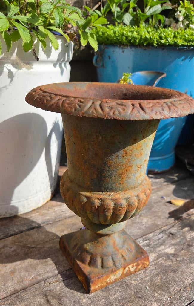 Antieke Franse gietijzeren tuinvaas met mooi blauw patina, Tuin en Terras, Tuinvazen, Ophalen, Gebruikt