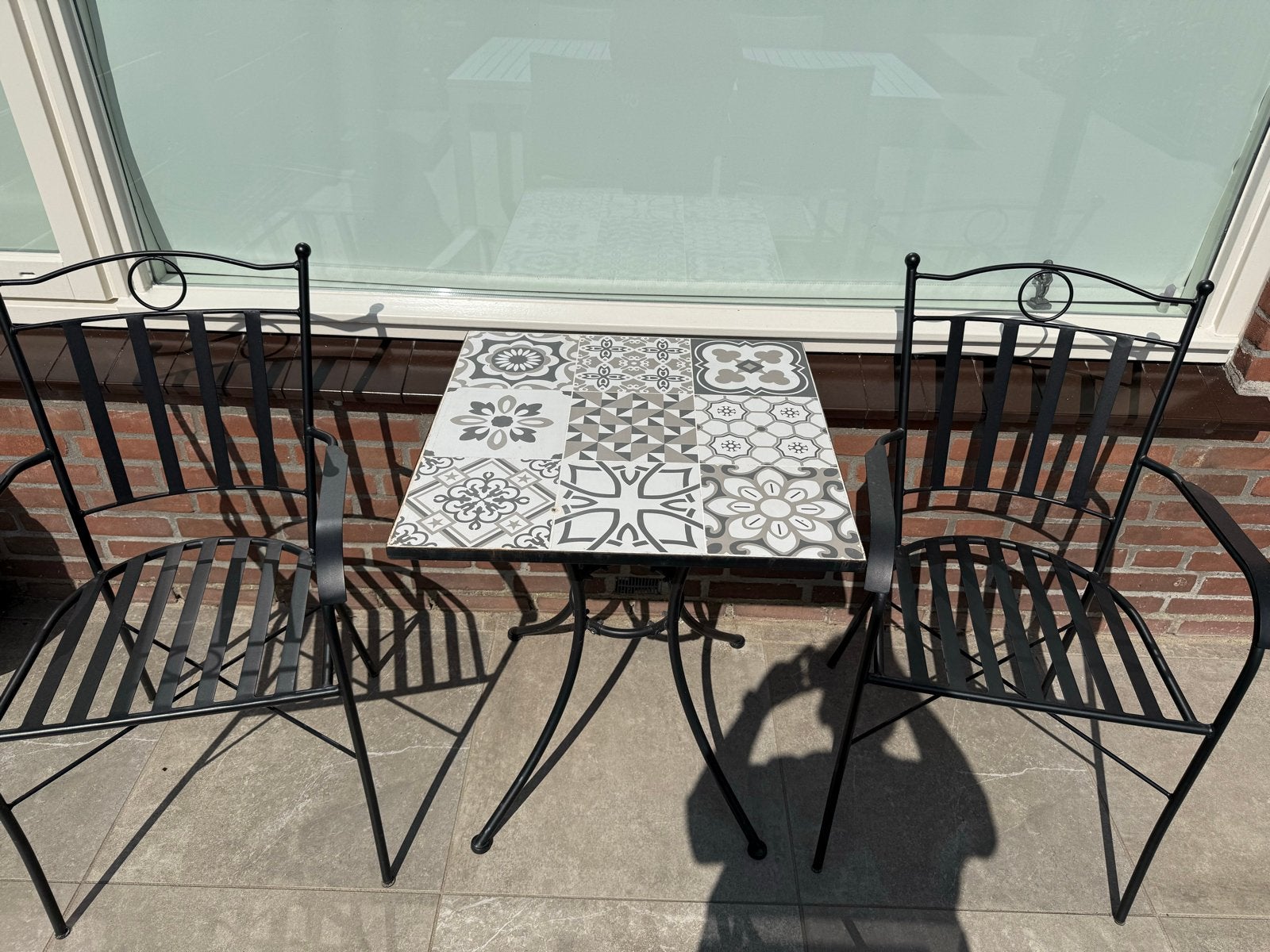 Balkon / bistroset: 2 stoelen en tafel met tegels, Tuin en Terras, Tuinstoelen, Ophalen, Zo goed als nieuw, Metaal