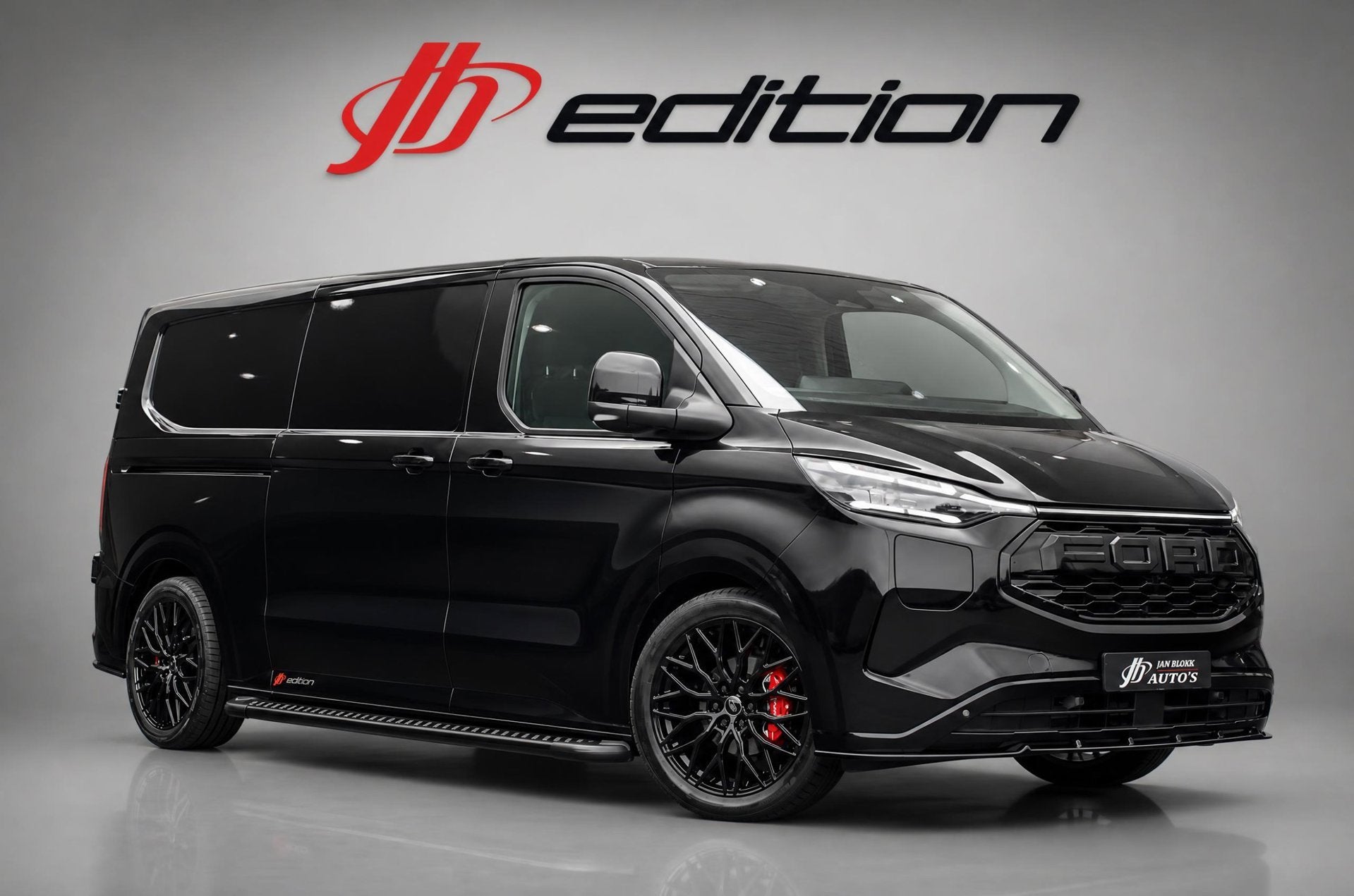 Ford E-Transit Cust. 340 L2H1 Limited 71 kWh 218PK / RAPTOR, Auto's, Automaat, Achterwielaandrijving, Zwart, Zwart