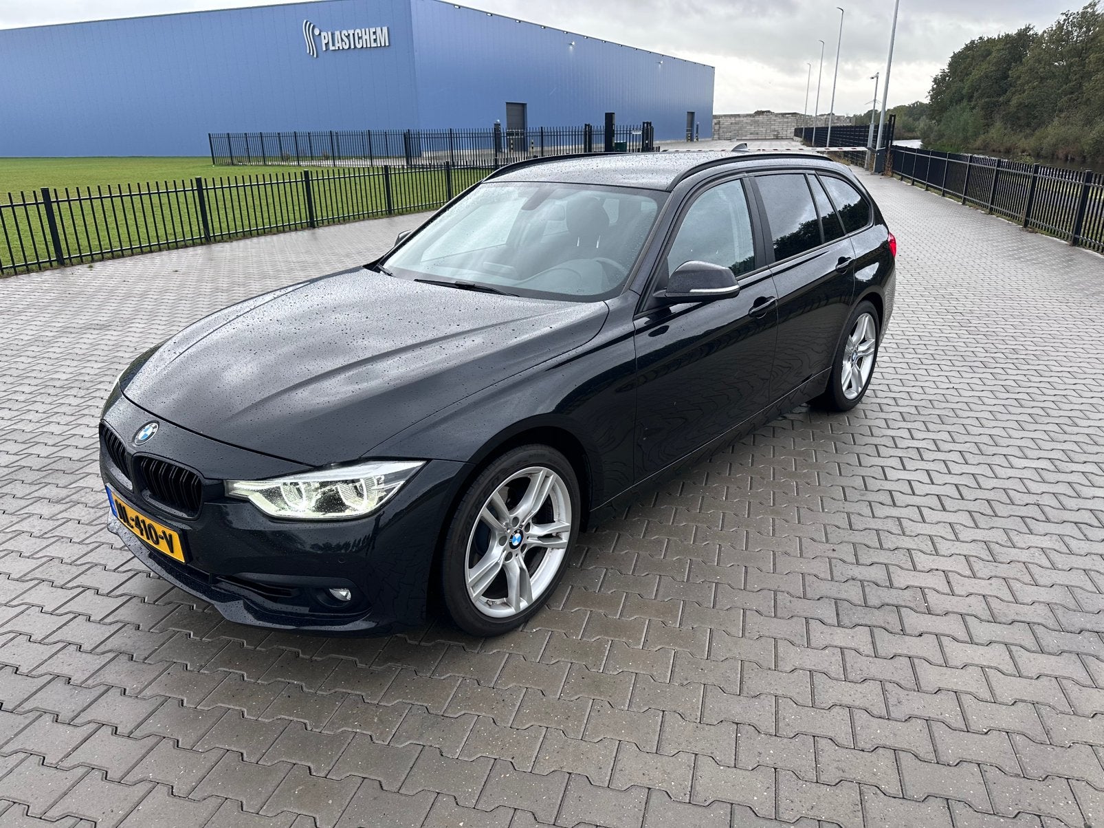 BMW 3-Serie 318i 136pk Aut 2016 Zwart, Auto's, Automaat, Dealer onderhouden, Zwart, 1465 kg