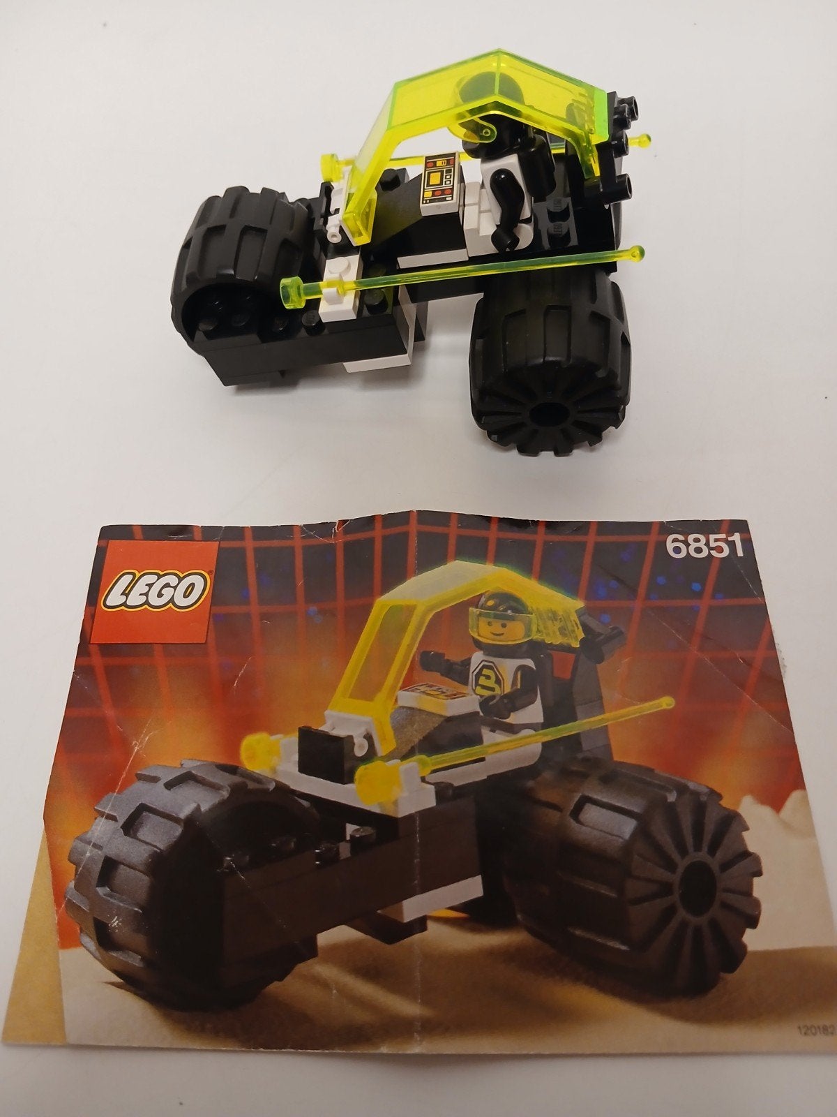 Lego space blacktron 6851 tri-wheeled ty ray met boekje, Ophalen of Verzenden