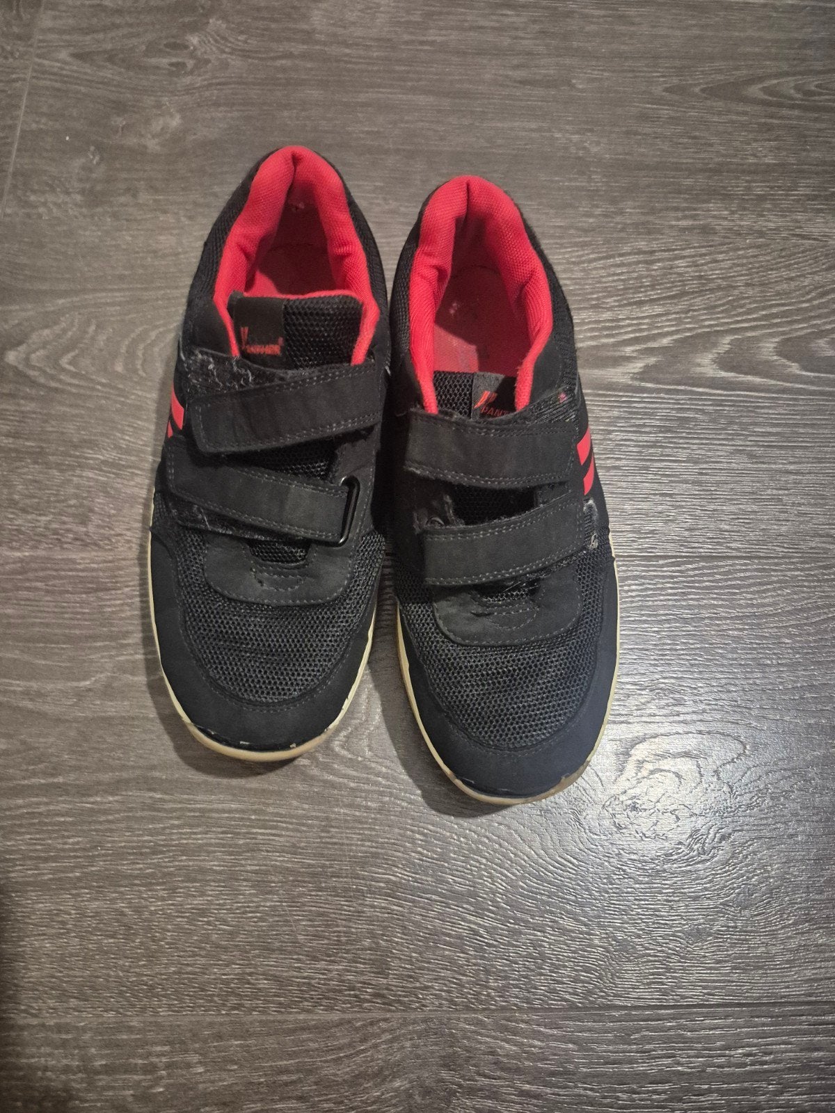 Zwarte sneakers met rode accenten, maat 40, Sportschoenen, Ophalen of Verzenden, Zo goed als nieuw, Jongen