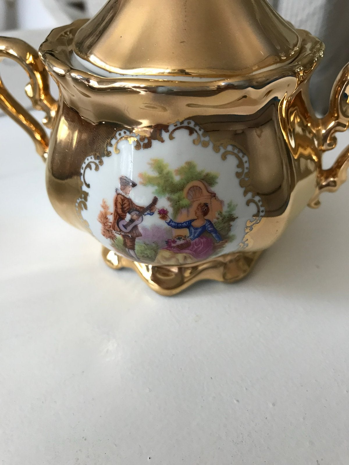 Verguld Mokka Servies met Romantische Scènes, Ophalen