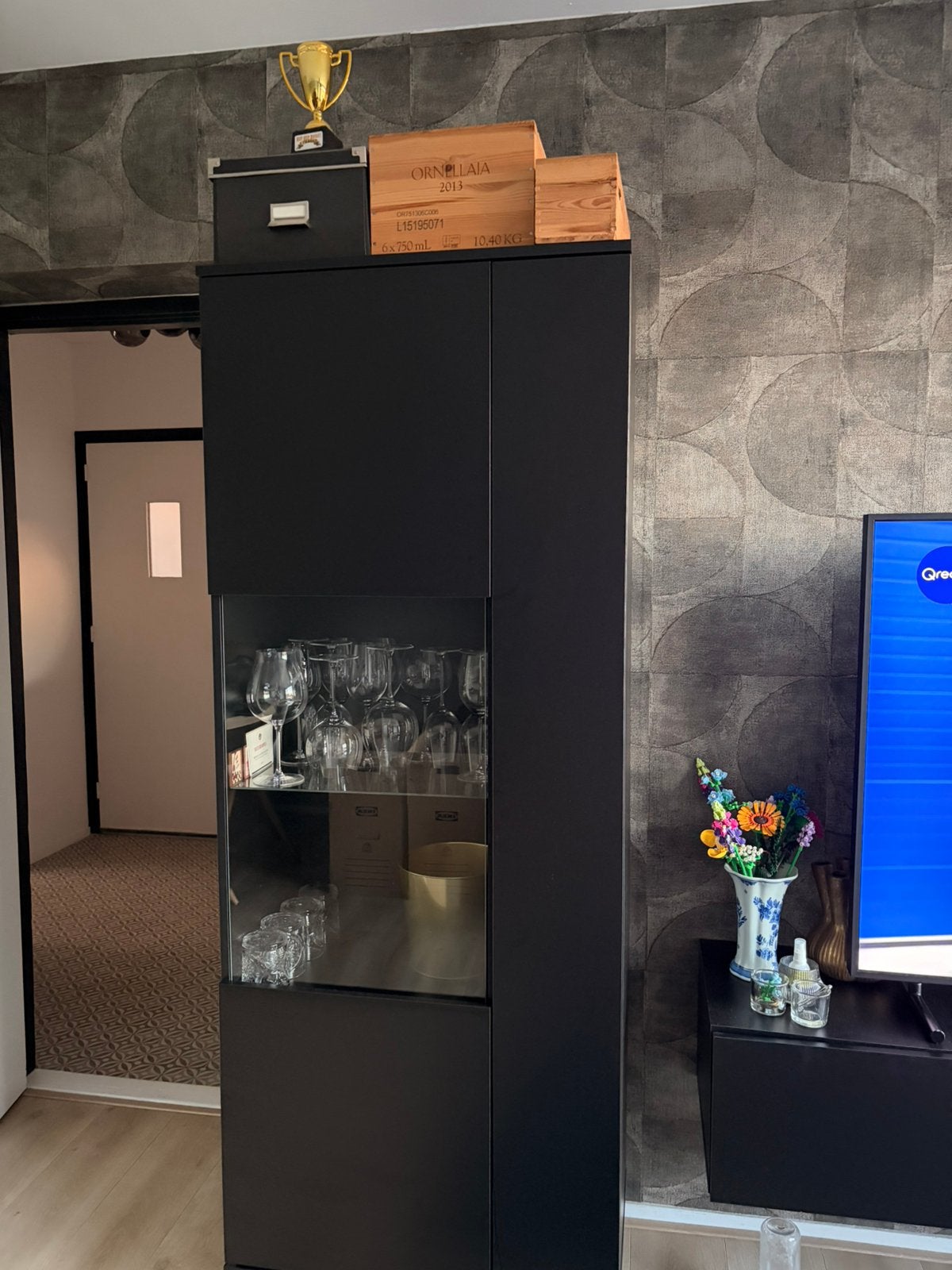 GRATIS Vitrinekast met half glazen deur, Huis en Inrichting, Kasten | Vitrinekasten, Ophalen, 50 tot 100 cm, Zo goed als nieuw