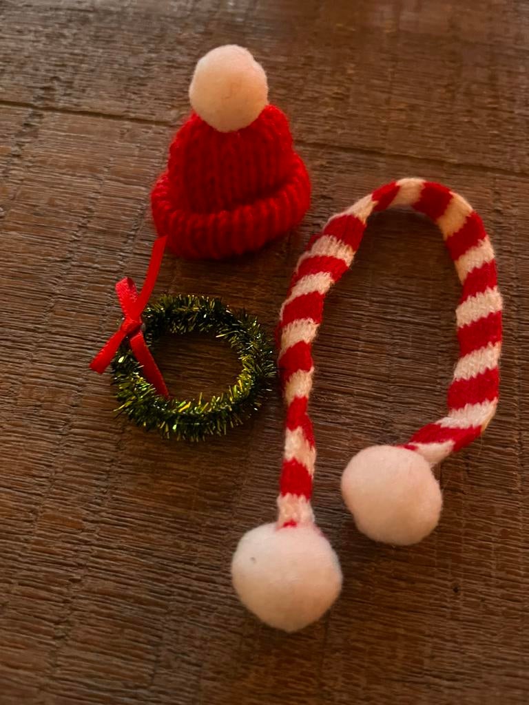 Mutsje sjaal kerstkrans voor bij poppenhuis incl verzenden, Ophalen of Verzenden, Nieuw, Overige typen