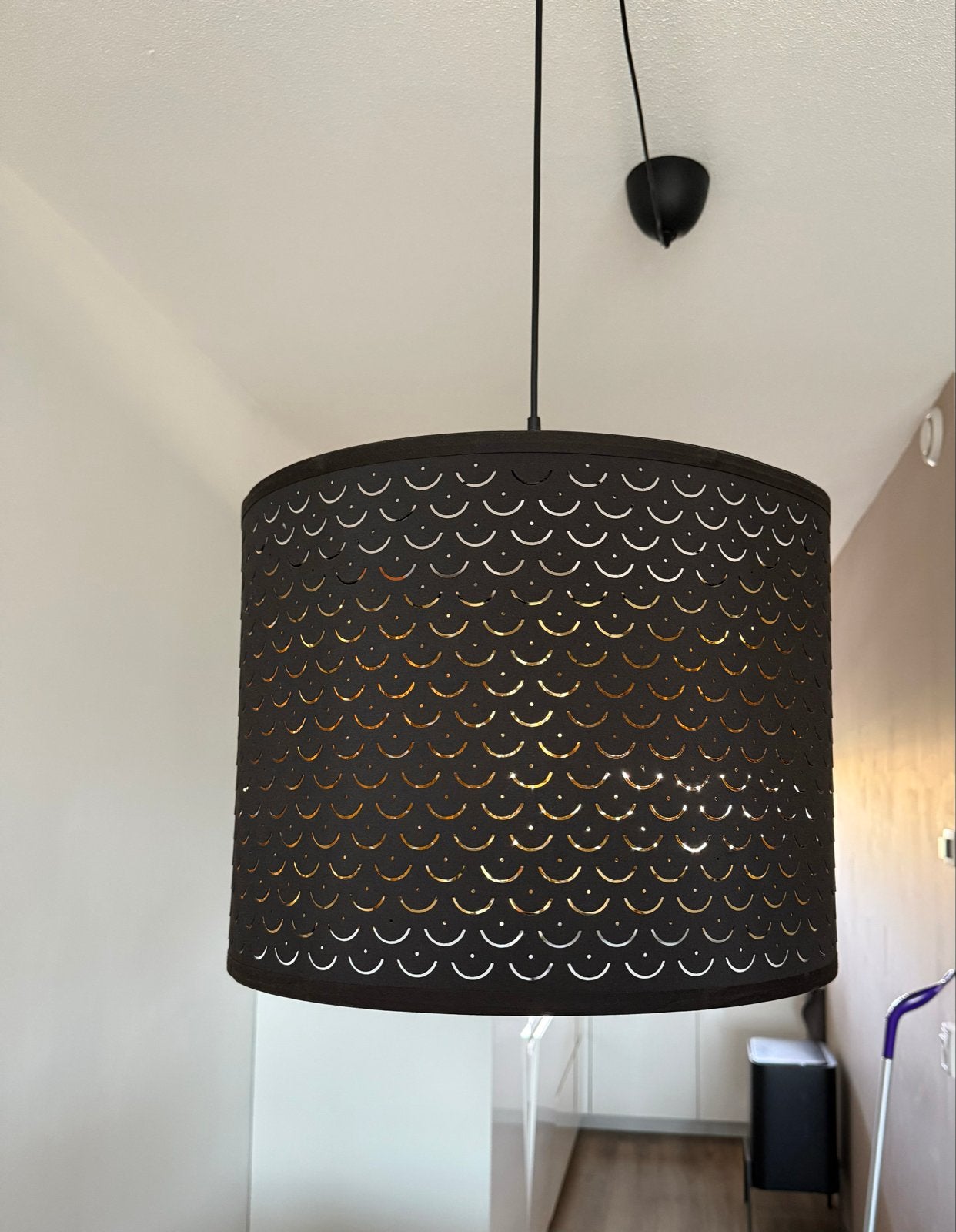 Moderne zwarte hanglamp met patroon, Huis en Inrichting, Lampen | Hanglampen, Ophalen, Zo goed als nieuw, Metaal, E27 (groot)