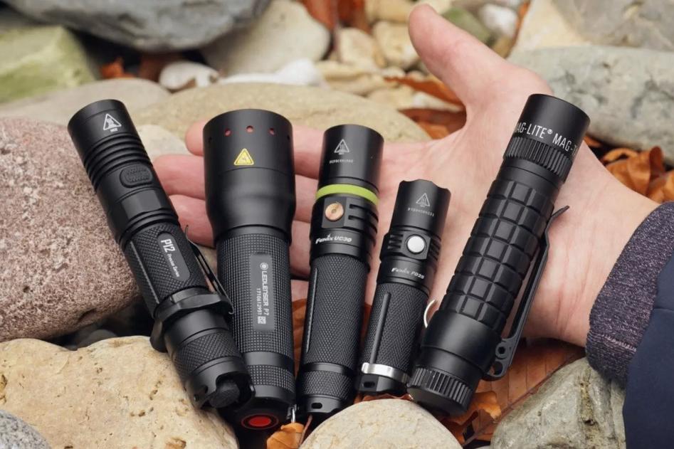 Gezocht: Kwalitatieve zaklampen(Olight, Fenix, Nitecore,...), Caravans en Kamperen, Zaklampen, Ophalen of Verzenden, Zo goed als nieuw