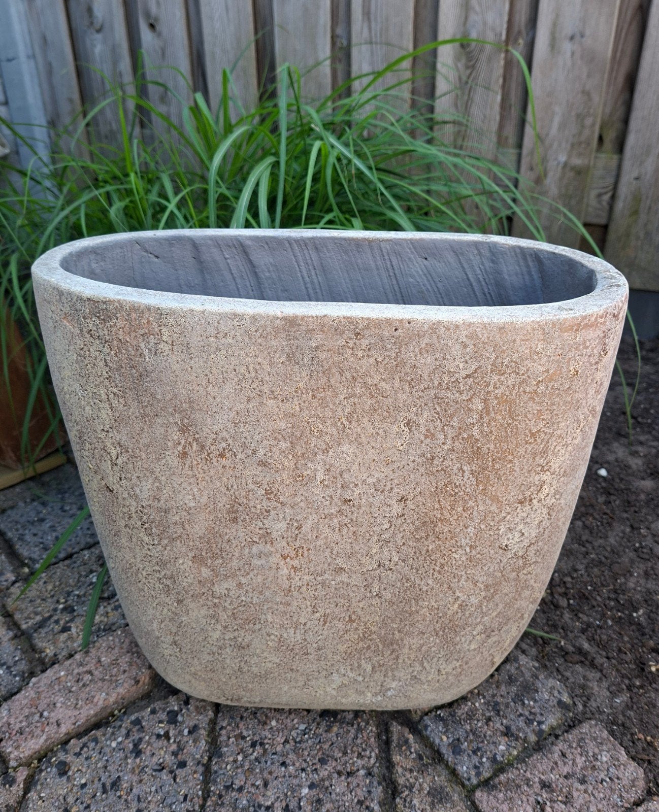 Grote bloempot creme grijs H39 plantenbak ovaal stenen pot, Overige materialen, Nieuw, Minder dan 40 cm, Balkon