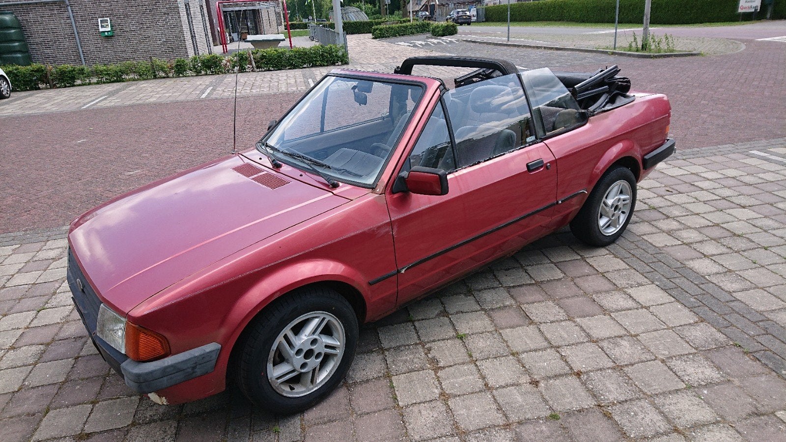 Ford Escort 1.6 Cabrio 1984 Rood, Auto's, Voorwielaandrijving, Escort, Stof, 4 cilinders