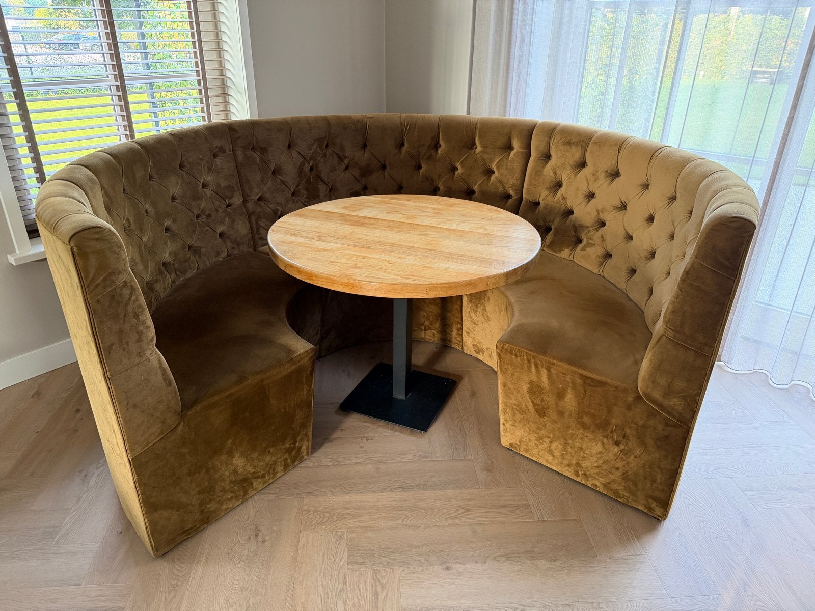 Driekwart ronde bank met tafel Juke Army Chesterfield stijl, Huis en Inrichting, Ophalen, Minder dan 75 cm, Zo goed als nieuw