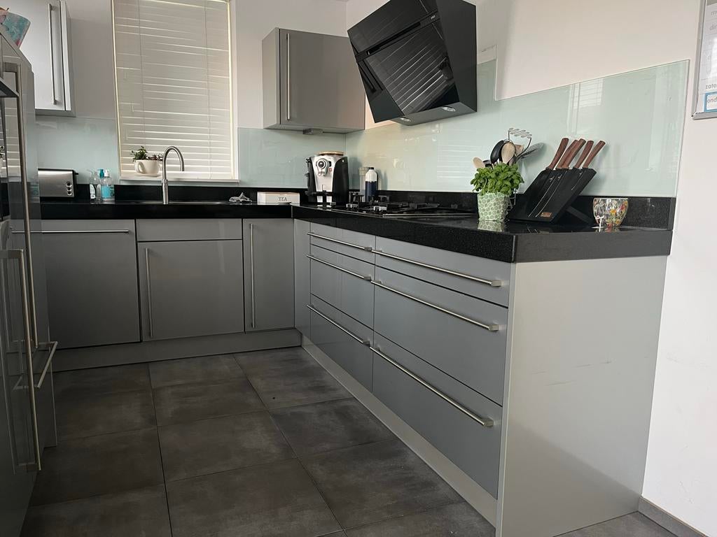 Keuken met granieten blad en 5-pits gasplaat, Huis en Inrichting, Keuken | Complete keukens, Ophalen, Gebruikt, Hoekkeuken, Graniet of Steen