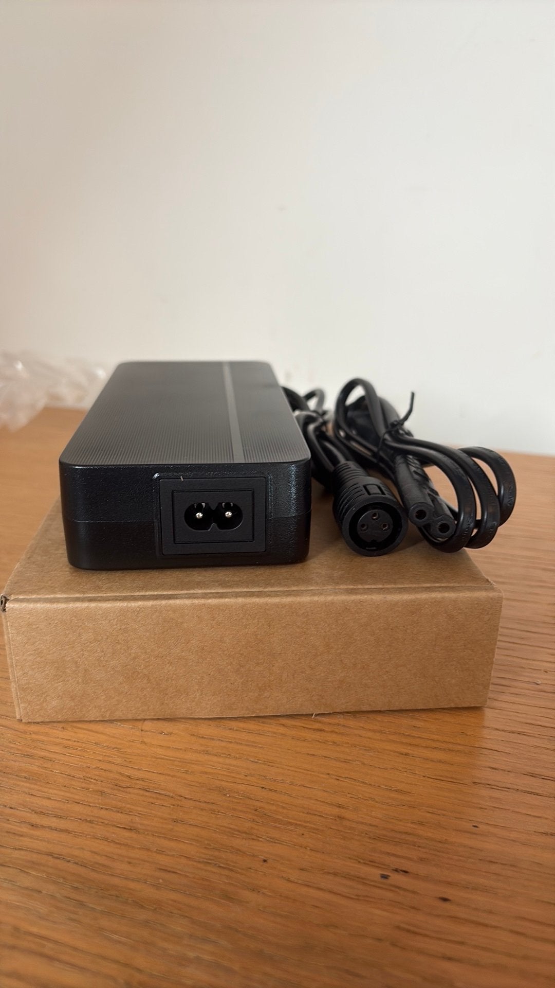 Gazelle 3 pins acculader 42V 2A Nieuw, Ophalen, Zo goed als nieuw