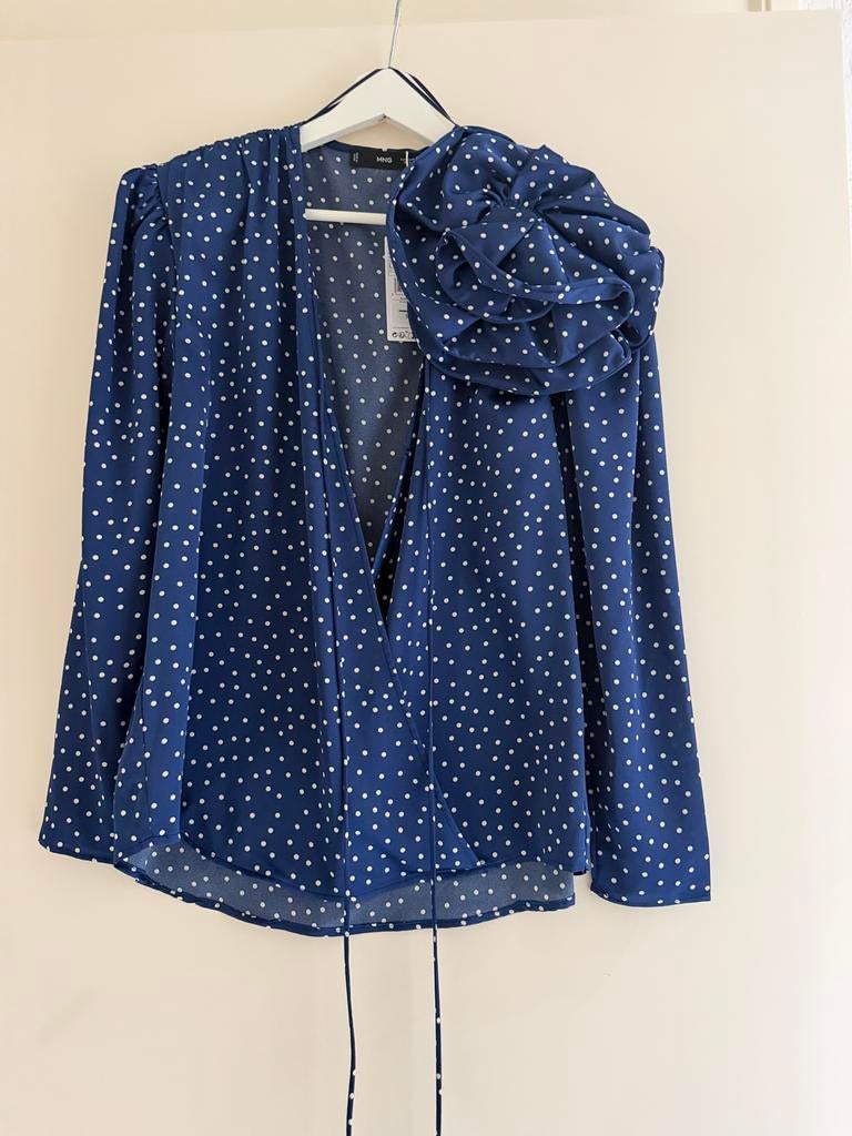 MNG blauwe blouse met stippen en bloem, Kleding | Dames, Blouses en Tunieken, Ophalen of Verzenden, Nieuw, Maat 42/44 (L), Blauw