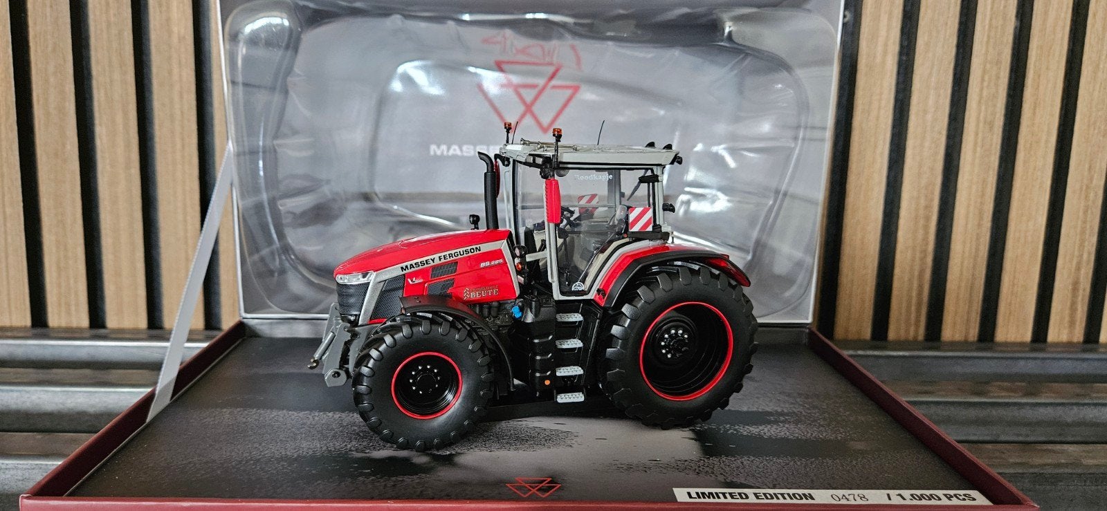 Massey Ferguson 8S.225 van Loonbedrijf Beute 1:32, Ophalen of Verzenden, Nieuw, Tractor of Landbouw, Universal Hobbies