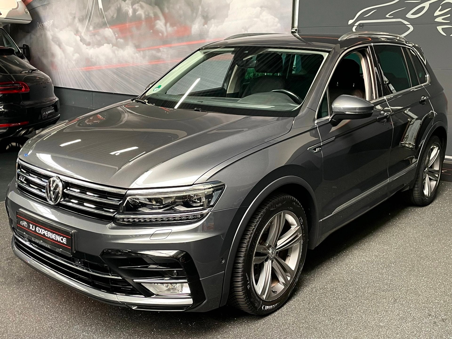 Volkswagen Tiguan 2.0 TSI 4Motion Highline R-LINE 180 PK NAV, Automaat, Gebruikt, 4 cilinders, 1984 cc