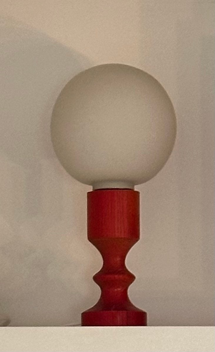 Vintage tafellamp met rode houten voet en opalen bol, Ophalen of Verzenden, Zo goed als nieuw