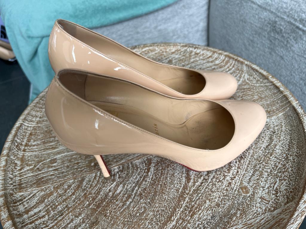 Christian Louboutin Pumps - Nude Lakleer - Maat 38.5, Kleding | Dames, Schoenen, Ophalen of Verzenden, Gedragen, Beige