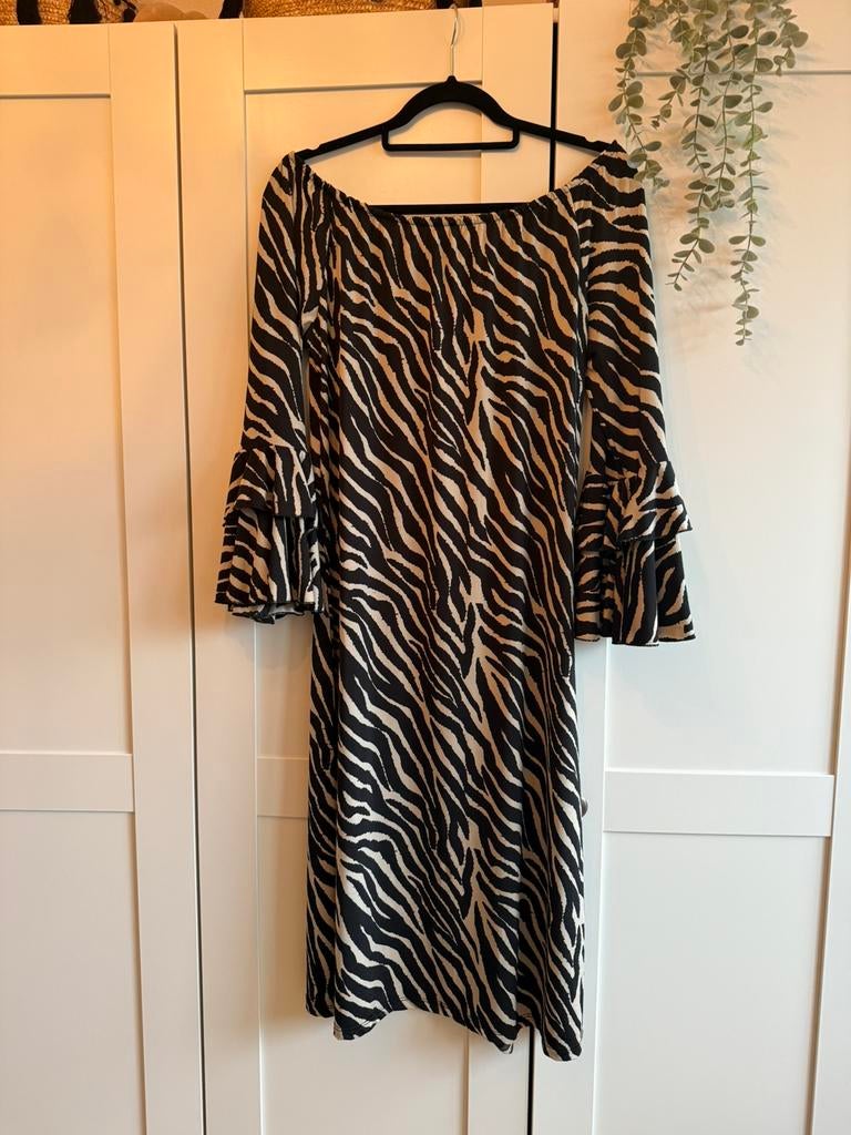 Iz Naiz, off shoulder jurkje maat 3 (L/XL) animalprint, Kleding | Dames, Jurken, Zo goed als nieuw, Maat 42/44 (L), Zwart, Boven de knie