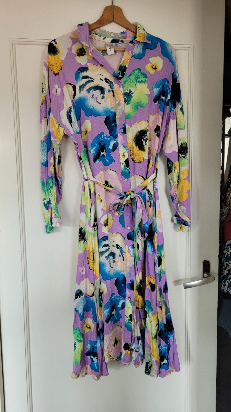Mooie Lila jurk met bloemen van YAS valt als maat M, Ophalen of Verzenden, Zo goed als nieuw, Maat 38/40 (M), Paars
