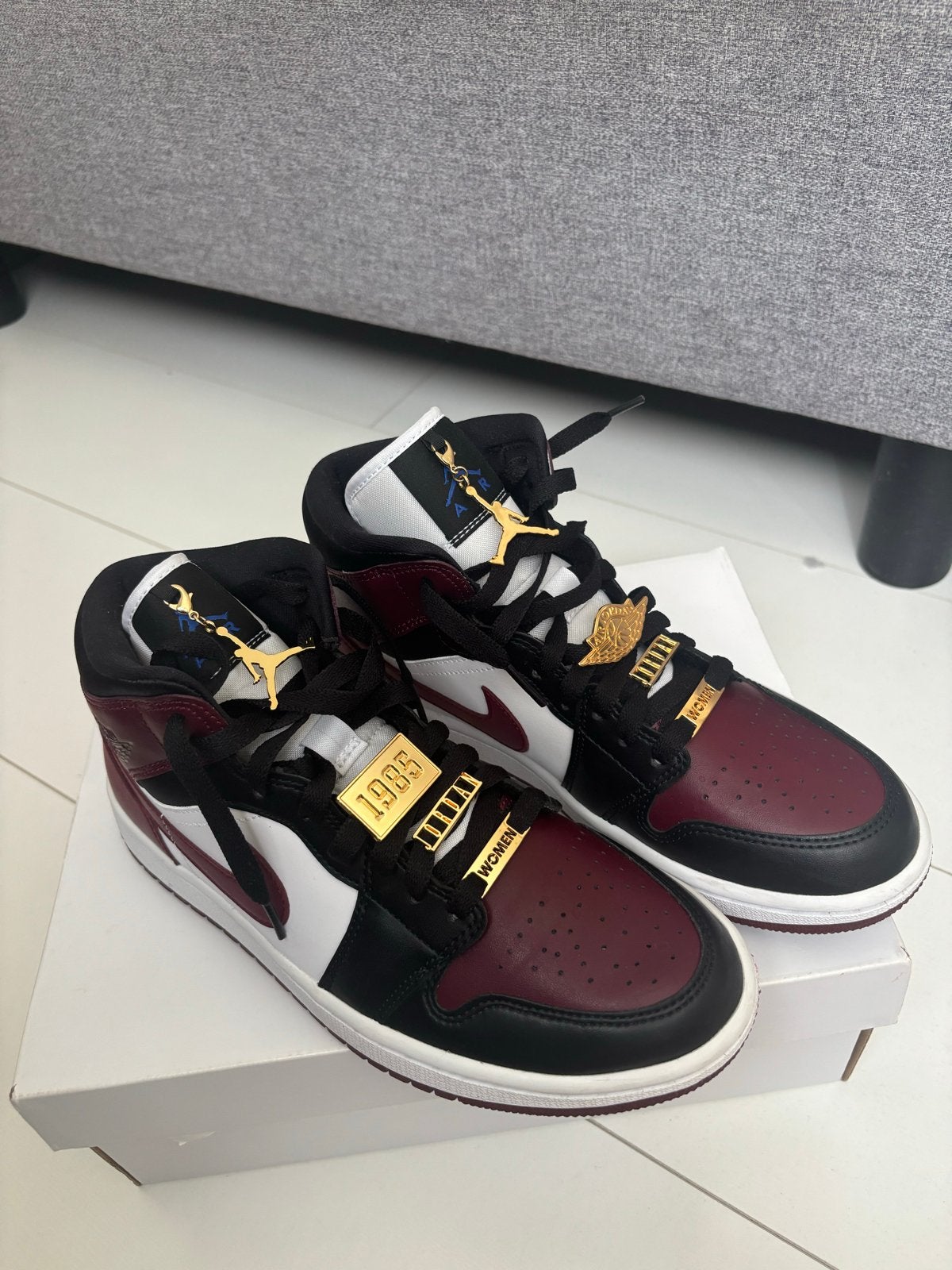 Nike Air Jordan 1 Mid SE 'Burgundy' (Dames), Kleding | Dames, Schoenen, Ophalen of Verzenden, Zo goed als nieuw, Rood, Sneakers of Gympen