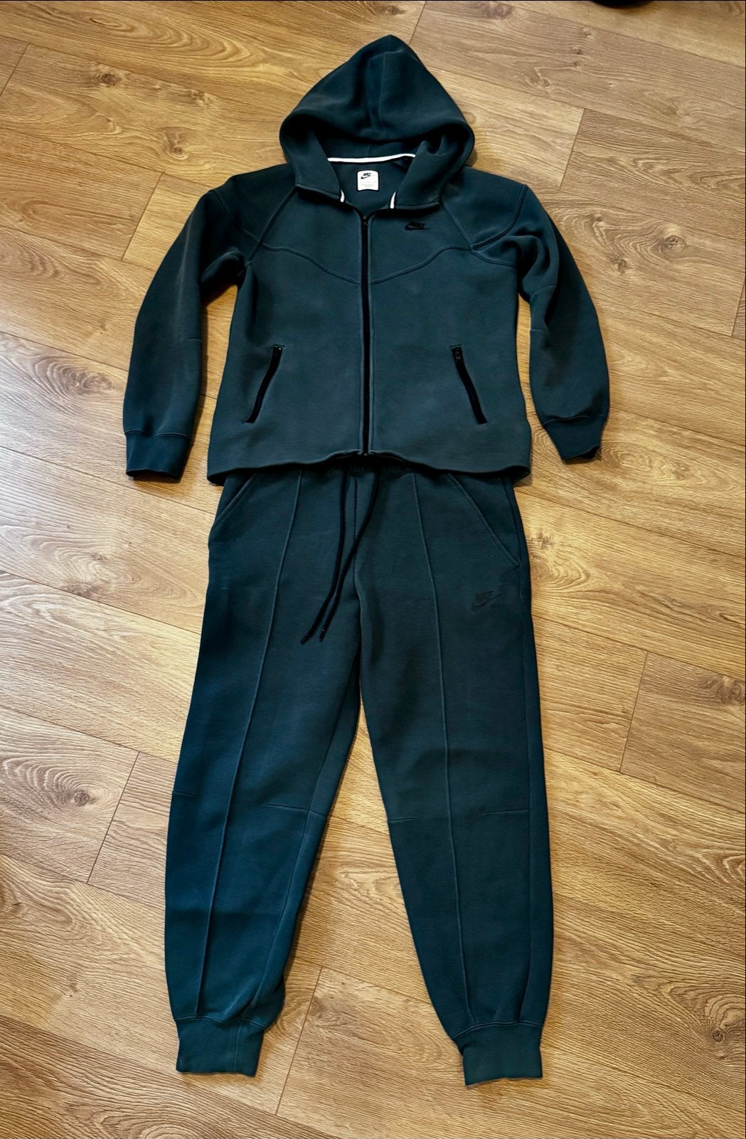 Nike Tech Fleece Trainingspak joggingpak - Donkergroen M, Kleding | Dames, Ophalen of Verzenden, Gedragen, Maat 38/40 (M), Groen
