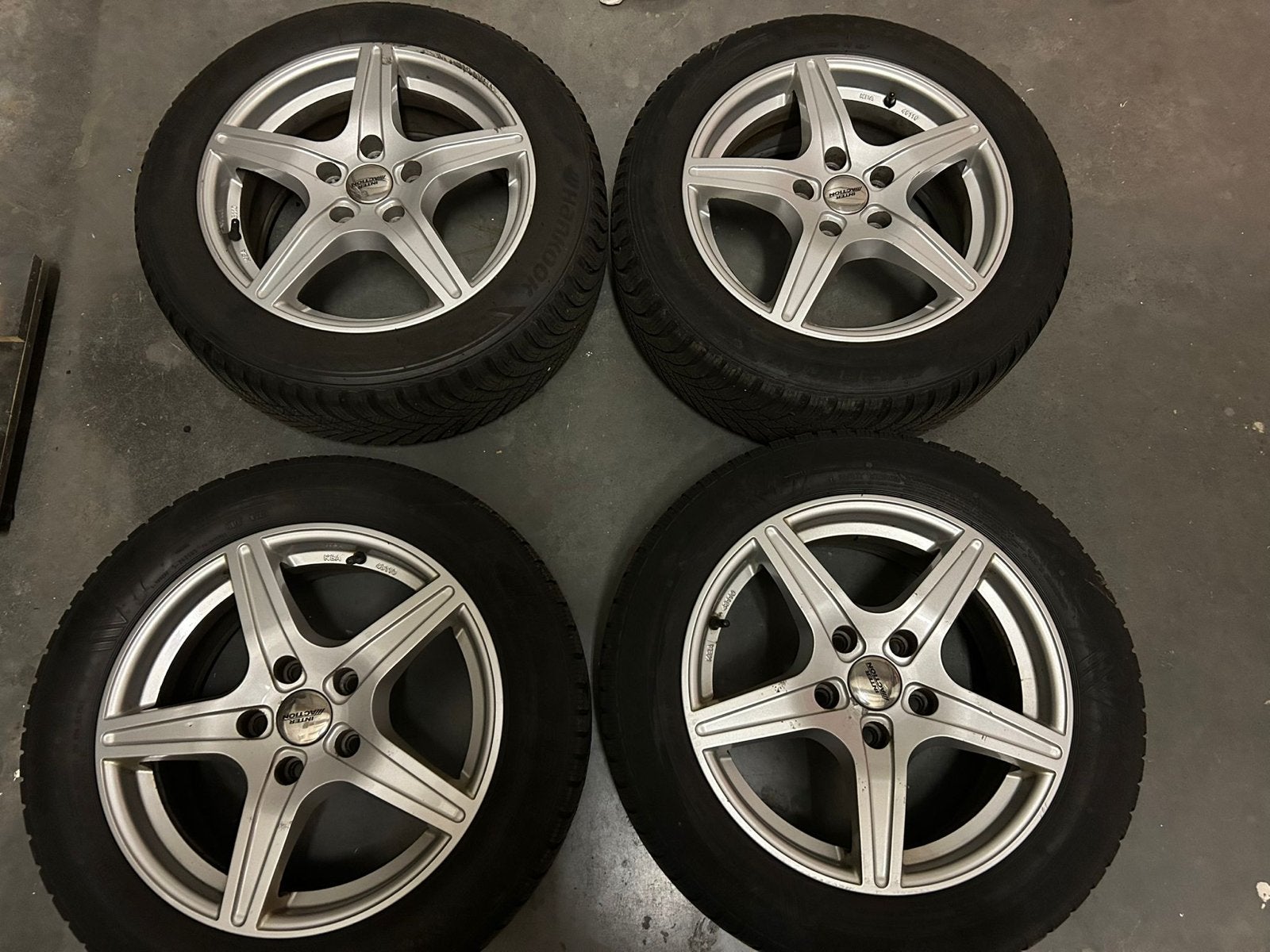Winterbanden met velgen Hyundai 205/55 R16, Ophalen, Gebruikt, 16 inch, Banden en Velgen