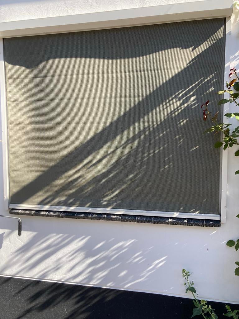 2 xScreens taupekleur, handbediening, Tuin en Terras, Ophalen, Gebruikt, Minder dan 250 cm, 150 tot 300 cm