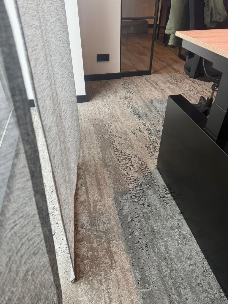32m2 Goedkope tweedehands grijze tapijttegels stroken, Huis en Inrichting, Stoffering | Vloerbedekking, Ophalen, Gebruikt, 25 tot 50 m²